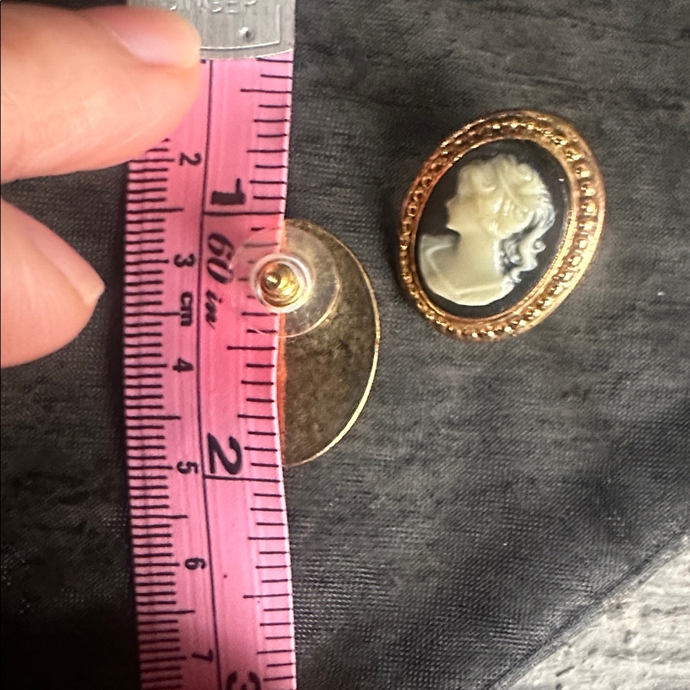 Elegant Gold and Cameo Earrings Set - Picture 8 of 13